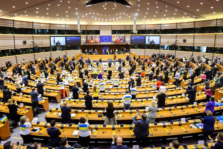 Volodimir Zelenszkijt megtapsolják az Európai Parlament ülésén, 2022. március 1-jén – Fotó: EyePress News / AFP