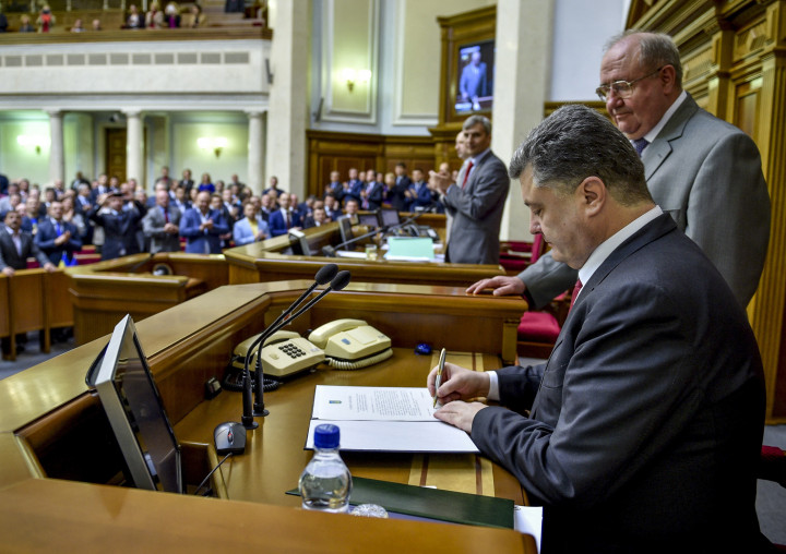 2014 szeptemberében Petro Porosenko elnök az ukrán parlamentben aláírja az újonnan ratifikált Ukrajna-EU társulási megállapodást – Fotó: Ukraine Presidency Press Office / Anadolu Agency via AFP