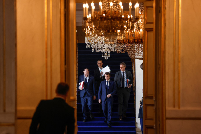 Emmanuel Macron francia elnök, Jean Castex francia miniszterelnök, kabinetigazgatója és az Elysée-palota főtitkára érkezik az orosz támadással kapcsolatos védelmi tanács ülésére 2022. február 28-án – Fotó: Yoan Valat / Pool / AFP