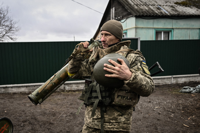 Ukrán katona harckocsi-elhárító rakétaindítóval a Kijevtől északra húzódó fronton Fotó: Aris Messinis / AFP 