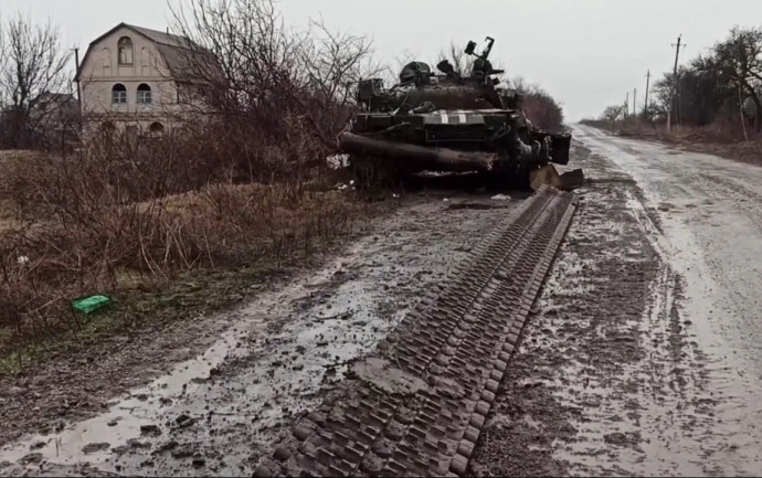 Egy megrongálódott ukrán tank látható a Mariupol régióban – Fotó: Russian Defence Ministry / Sputnik / AFP