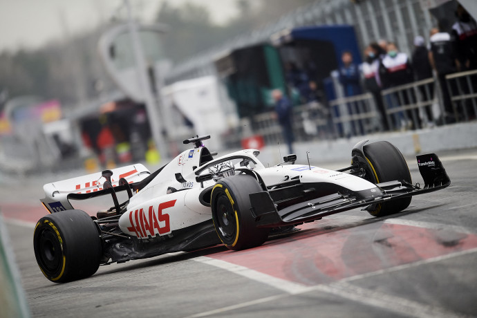 Mazepin az orosz színektől és szponzortól megfosztott Haas F1-kocsiban – Fotó: Jose Breton / NurPhoto / AFP