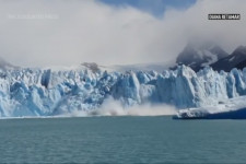 Turisták szeme láttára omlott le egy gleccser Argentinában