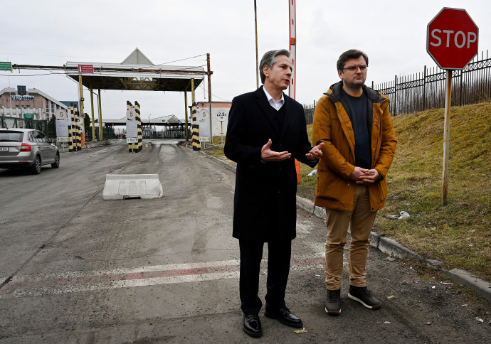 Antony Blinken amerikai és Dmitro Kuleba ukrán külügyminiszter az ukrán-lengyel határon – Fotó: Olivier Douliery / Pool via Reuters