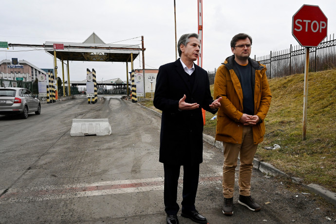 További szankciókat és fegyvereket ígért az amerikai külügyminiszter, aki ukrán kollégájával találkozott