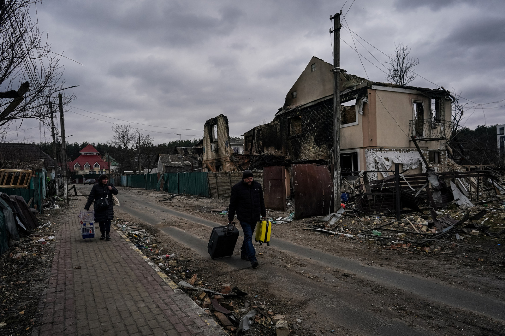 Hétfőn tárgyalhat újra az ukrán és orosz delegáció, folytatódik a Mariupol elleni támadás, az izraeli kormányfő Moszkvába repült
