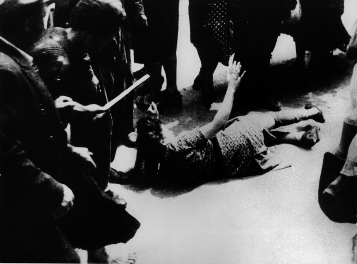 Egy zsidó nőt bántalmaznak a lembergi progromok idején – Fotó: Fototeca Storica Nazionale / Fototeca Gilardi / Getty Images