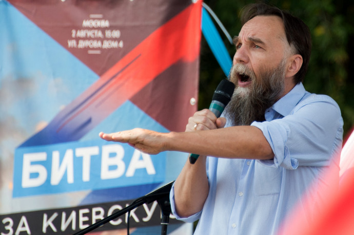 Alexander Dugin egy a donbaszi szakadárállamokat támogató tüntetésen Moszkvában 2014-ben – Fotó: Alexander Vilf / Sputnik / AFP