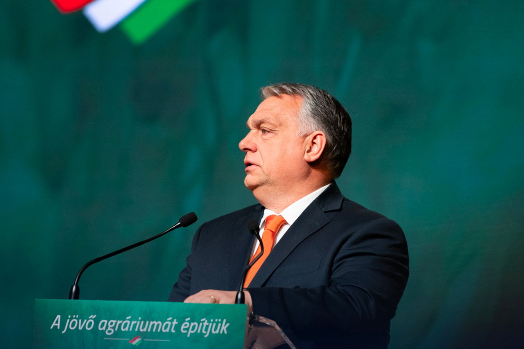 A békegalambbá sminkelt Orbánt imádják a rajongók, de az orosz propaganda tovább dübörög a háttérben