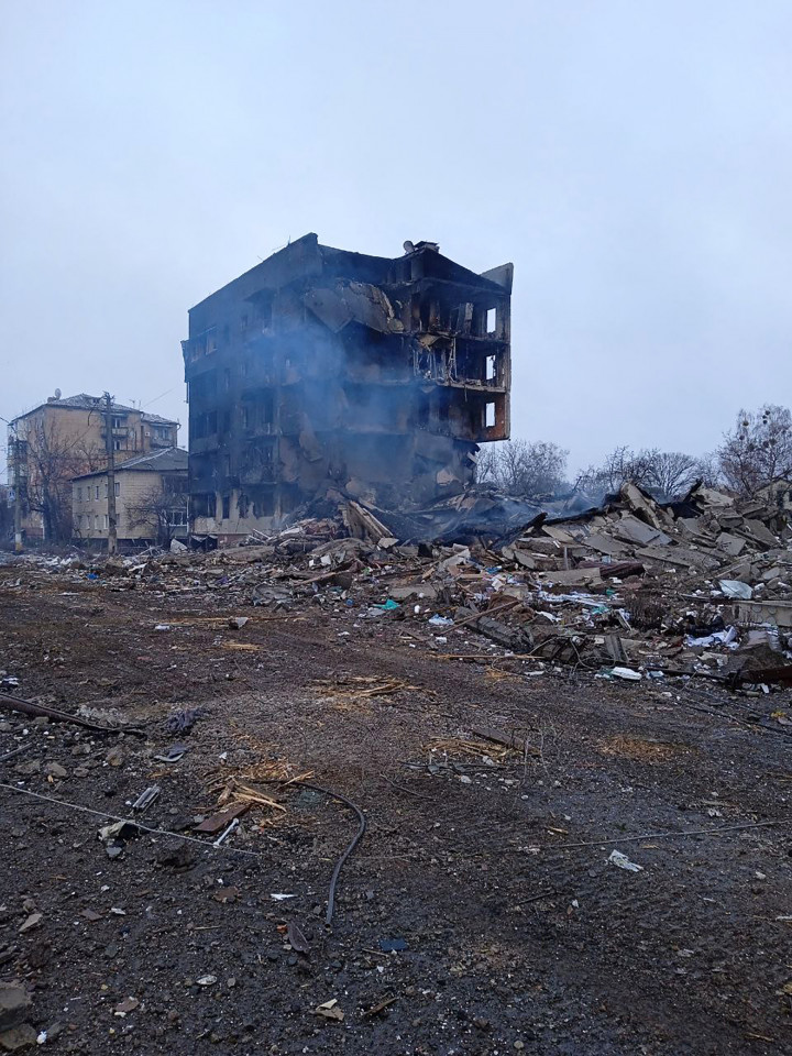 Egy kiégett lakóház a Kijevtől északnyugatra található Borodjankában – Fotó: @StahivUA / ESN / AFP