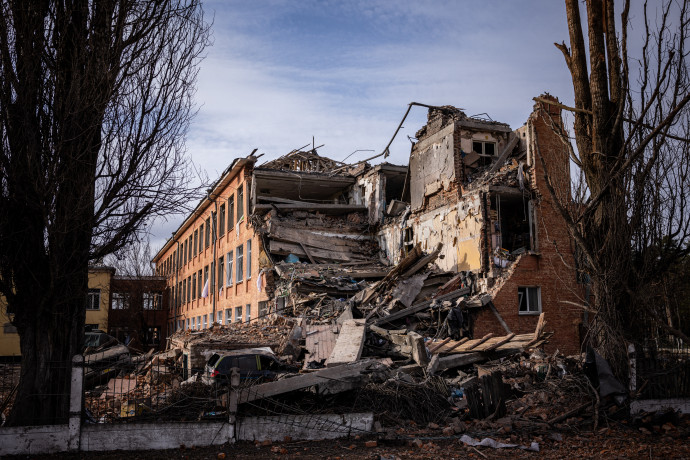 Ágyúzás során megsérült iskolaépület az észak-ukrajnai Csernyihiv városában 2022. március 4-én – Fotó: Dimitar Dilkoff / AFP