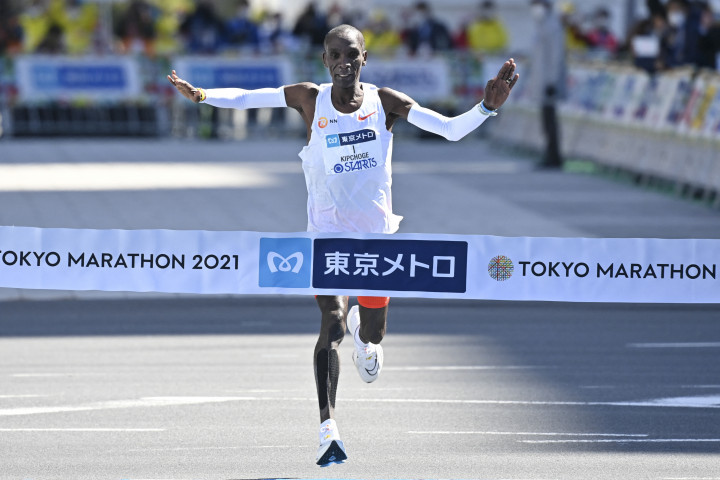 Eliud Kipchoge 2:02:40-es idővel nyerte a Tokió Maratont – Fotó: Kazuhiro Nogi/ AFP