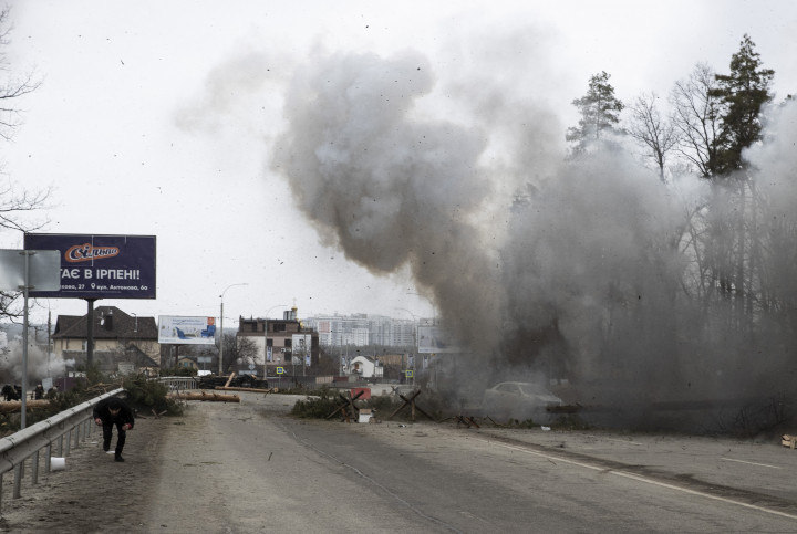 Robbanás egy irpinyi ellenőrzőponton – Fotó: Emin Sansar / Anadolu Agency / AFP