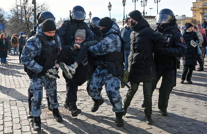 Rendőrök őrizetbe vesznek egy résztvevőt az ukrajnai orosz katonai művelet elleni háborúellenes tüntetésen Moszkvában – Fotó: Evgeny Odinokov / Sputnik / AFP
