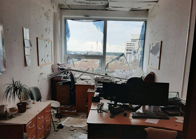 A zaporizzsjai atomerőmű egyik irodája a támadás után – Fotó: EyePress / AFP