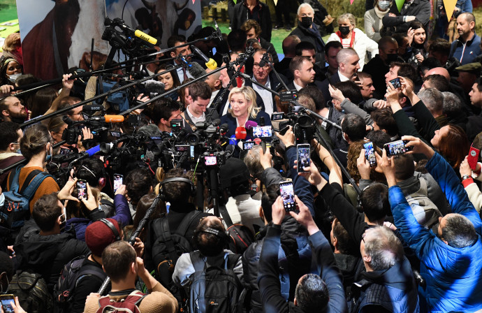 Marine Le Pen újságíróknak válaszol az 58. Nemzetközi Mezőgazdasági Vásáron tett látogatása során 2022. március 2-án – Fotó: Bertrand Guay / AFP