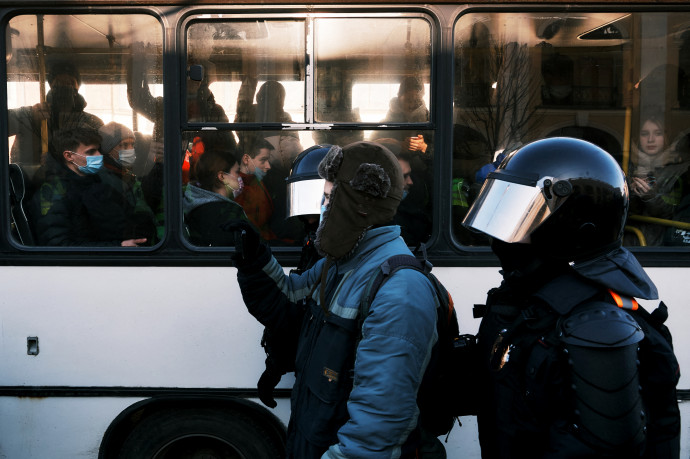 Őrizetbe vett tüntetők egy buszon Moszkvában – Fotó: Alexei Danichev / Sputnik / AFP