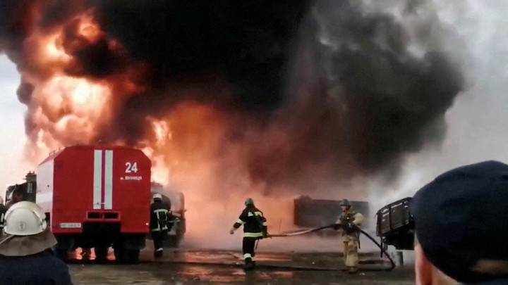 Tűzoltók dolgoznak a Vinnicja reptéren, miután a Kivejtől 260 km-re található repülőtérbe nyolc rakéta csapódott be – Fotó: State Emergency Service of Ukraine / Reuters