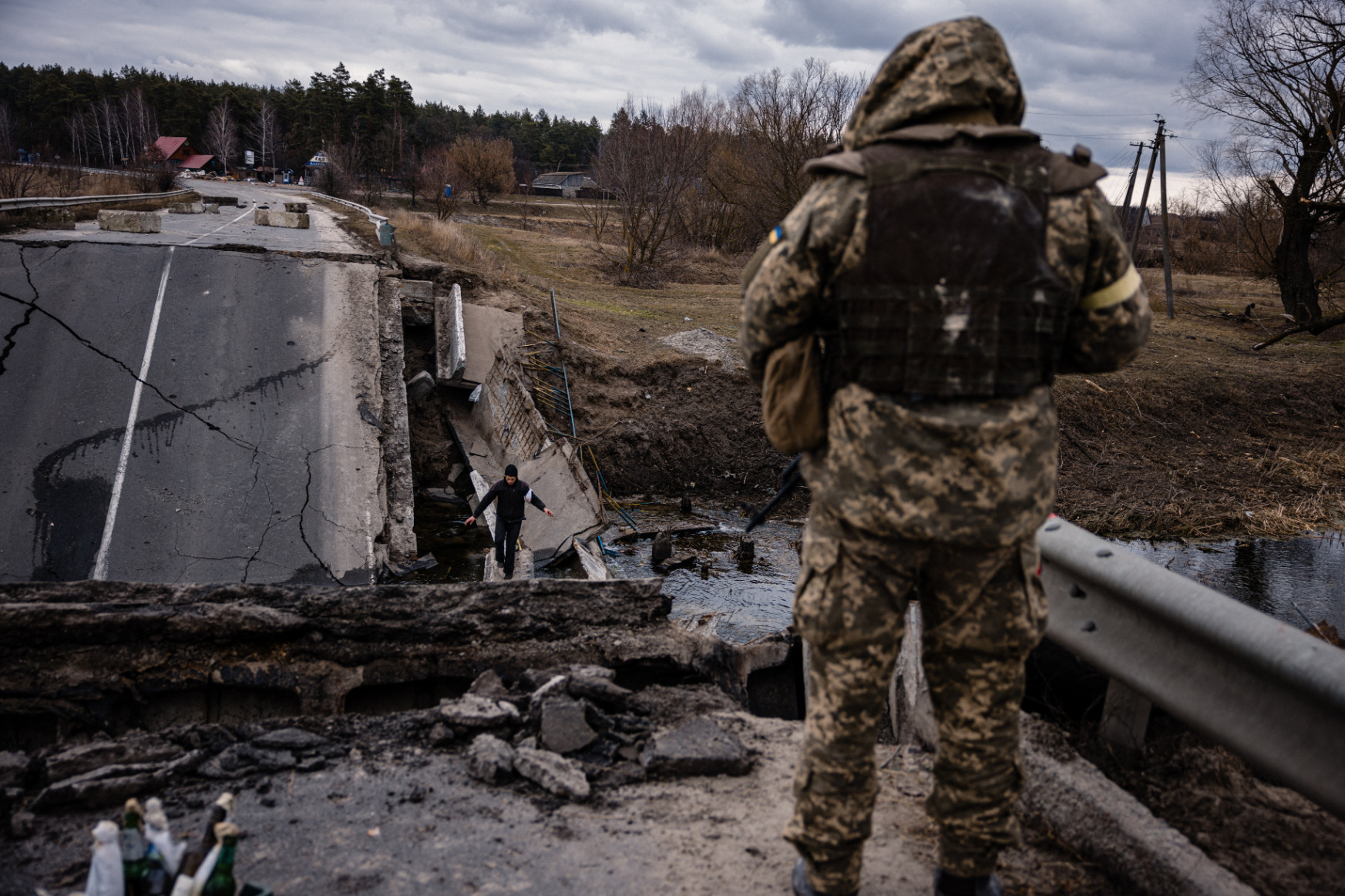 A tűzszünet megsértése, támadás egy evakuációs pont ellen – az orosz–ukrán háború tizenegyedik napja képekben