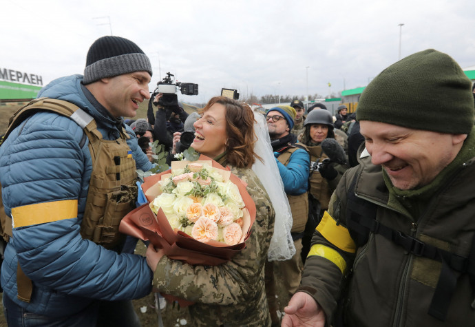 Vitalij Klicsko gratulál az ifjú párnak. Fotó: MYKOLA TYMCHENKO/ Reuters