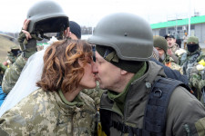 A harcok ellenére is összeházasodott az ukrán sereg két katonája