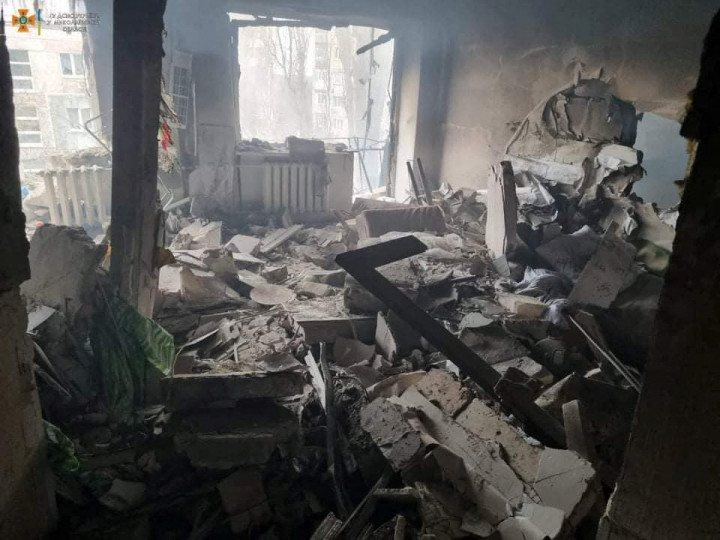 Az ukrán hatóságok által kiadott fotó éjszakai támadásokban megsérült lakóépületről Mikolajivban – Fotó: State Emergency Service of Ukraine / Reuters