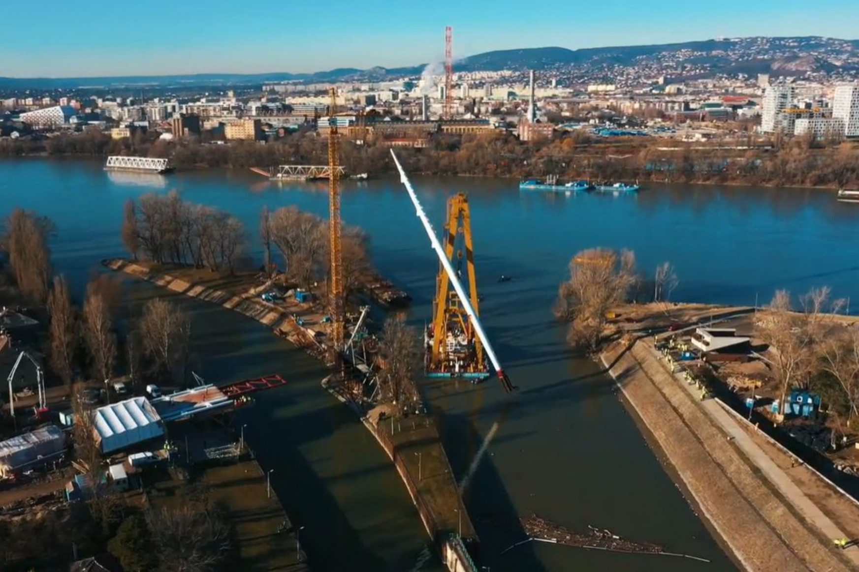 Beemelték az új csepeli gyalogoshíd pilonját az atlétikai stadionnál