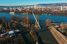 Beemelték az új csepeli gyalogoshíd pilonját az atlétikai stadionnál