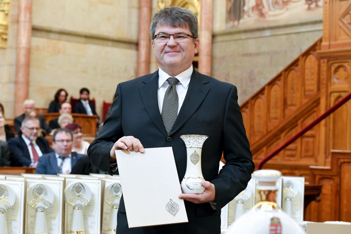  Lead editor Sándor Ráthy after receiving an award on behalf of the entire staff of MTI for quality communication in the "Value and Quality Competition" at the Houses of Parliament on 10 September, 2019. – Photo: Szilárd Koszticsák / MTI