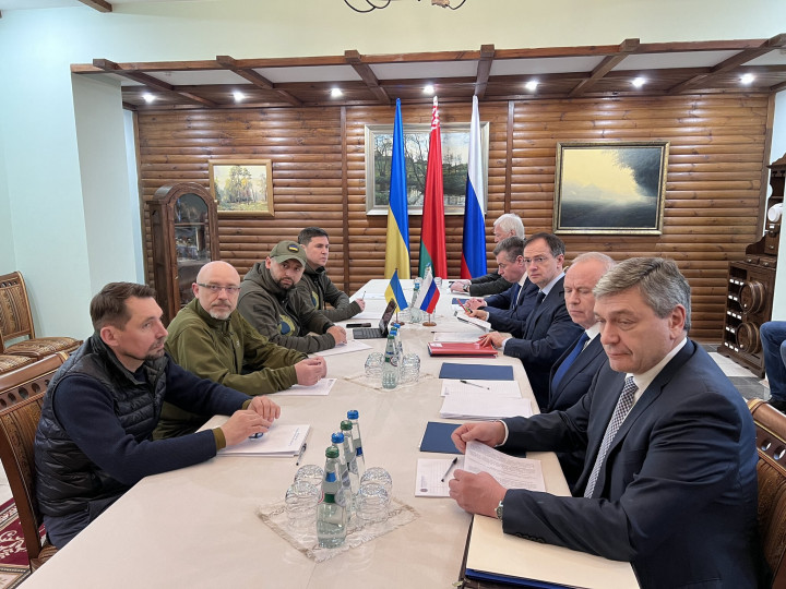 Az ukrán és orosz delegációk a tárgyalások harmadik körén, valahol Belaruszban – Fotó: Foreign Ministry of Belarus / Anadolu Agency / AFP