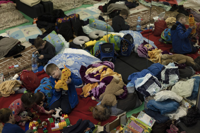 A város bábszínházából kialakított átmeneti menekültszállás Lvivben 2022. március 6-án – Fotó: Dan Kitwood / Getty Images