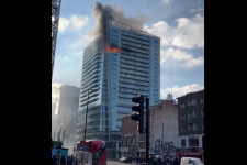 Több mint 100 tűzoltó kellett hozzá, de eloltották a tüzet London belvárosában