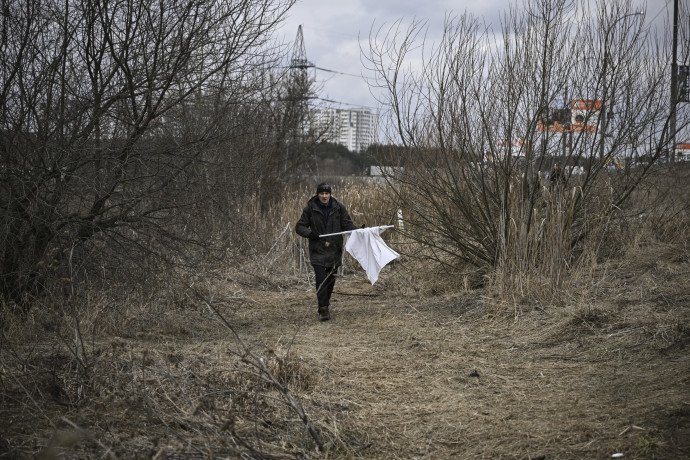 Férfi fehér zászlóval Irpiny határában, ahol vasárnap a menekülő lakosságot támadta az orosz hadsereg – Fotó: Aris Messinis / AFP