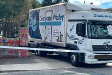 Tolatva törte be a dublini orosz nagykövetség kapuját egy teherautó