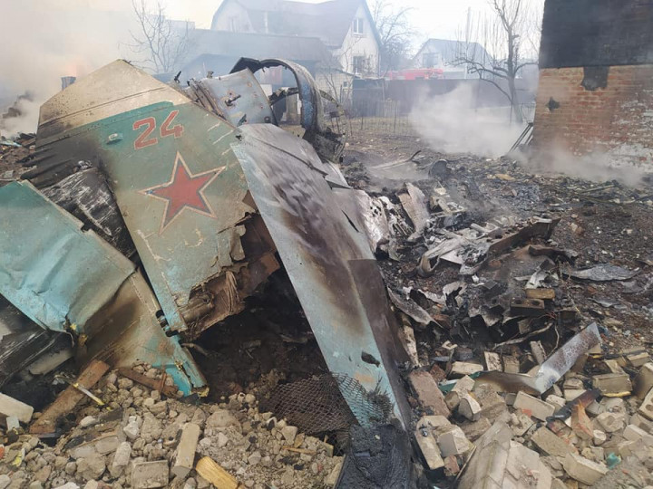 Lelőtt orosz repülő Csernyihivben – Fotó: State Emergency Service of Ukraine / AFP