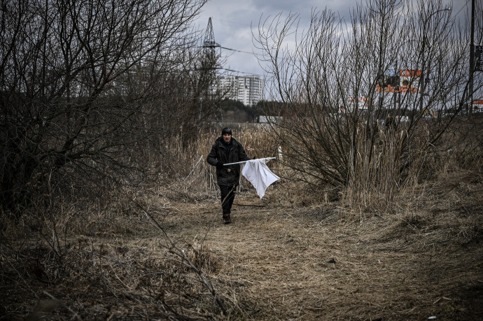 Folytatódott a béketárgyalás, miközben menekül, aki tud – képek az orosz invázió tizenkettedik napján
