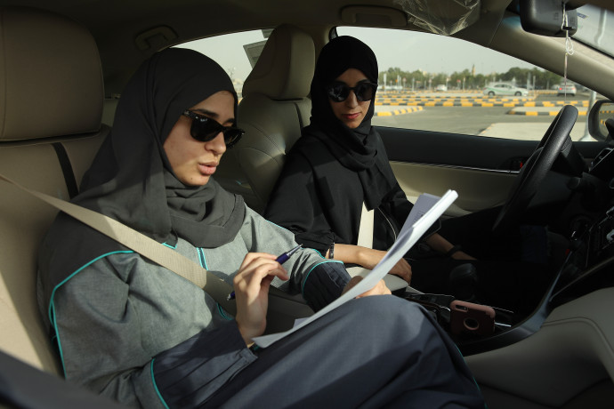 Női oktató és egy tanulóvezető Dzsiddában. 2018 júniusától nők is vezethetnek autót, de csak női oktatóval tanulhatnak – Fotó: Sean Gallup / Getty Images