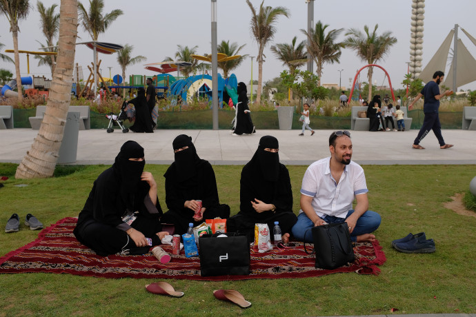 Fiatal szaudiak Dzsiddában, a nők hagyományos nikábot viselnek – Fotó: Sean Gallup / Getty Images