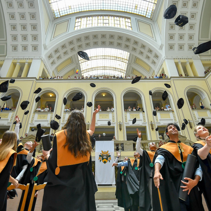 Egyre több fiatalból lesz diplomás a régióban, de Magyarországon még csökkent is az arányuk