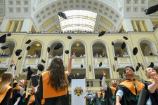 Egyre több fiatalból lesz diplomás a régióban, de Magyarországon még csökkent is az arányuk