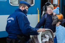 Csaknem négyezer menekült érkezett a budapesti pályaudvarokra hétfőn