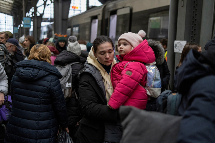 Menekülők Lviv pályaudvarán – Fotó: Marko Djurica / Reuters