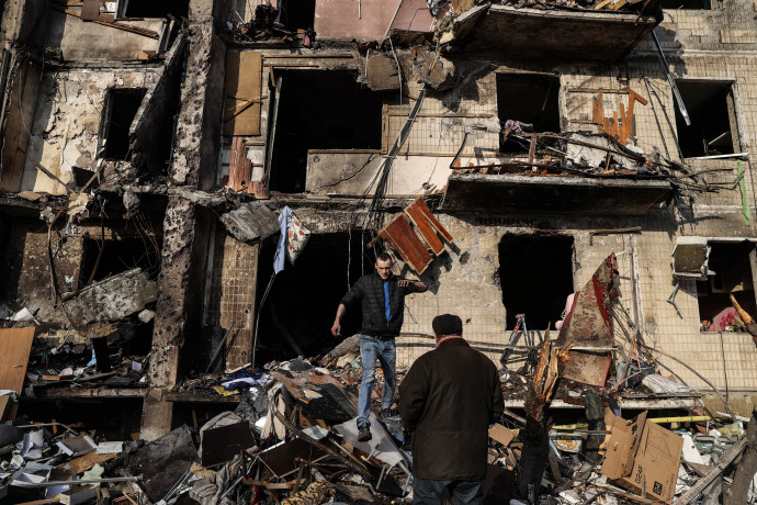 Orosz rakétatámadás során megrongálódott lakóház Kijevben az orosz–ukrán háború második napján 2022. február 25-én. – Fotó: Huszti István / Telex