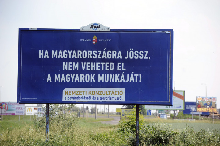 A kormány bevándorlásról szóló plakátja a főváros XV. kerületében 2015. június 8-án – Fotó: Máthé Zoltán / MTI