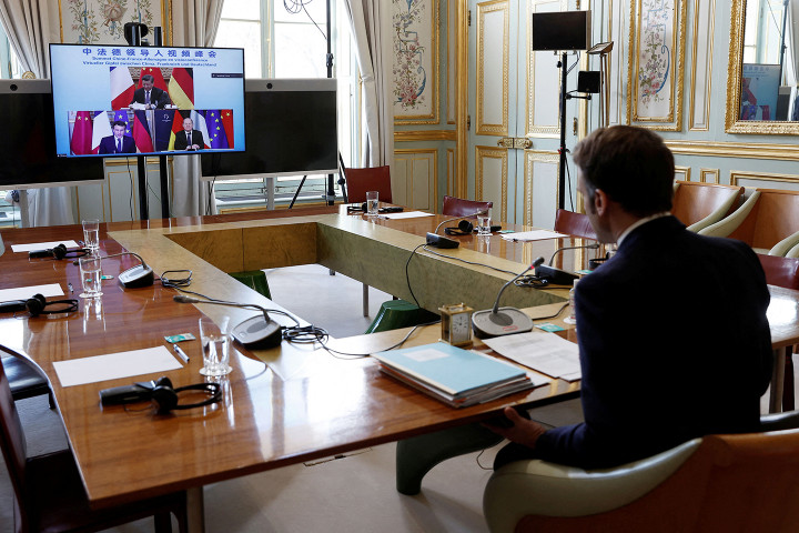 Emmanuel Macron, Olaf Scholz és Hszi Csin-ping tárgyal március 8-án – Fotó: Benoit Tessier / AFP