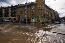 Csőtörés a Bosnyák téren, a villamosok helyett pótlóbuszok járnak