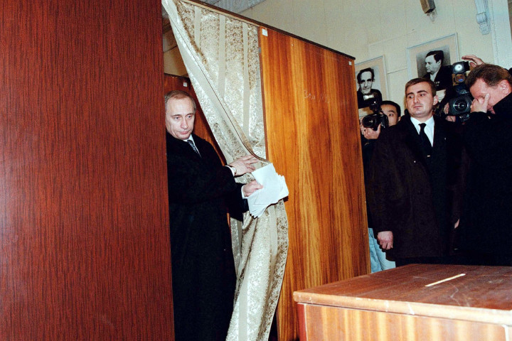 Vlagyimir Putyin leadja a szavazatát az 1999. december 19-i orosz választásokon – Fotó: Laski Diffusion / Getty Images