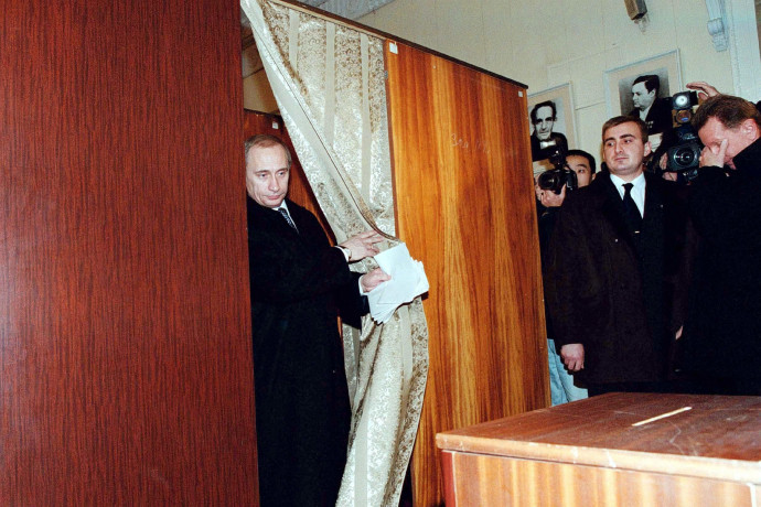 Vlagyimir Putyin leadja a szavazatát az 1999. december 19-i orosz választásokon – Fotó: Laski Diffusion / Getty Images