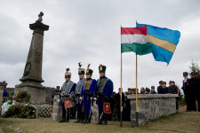 Magyar nyelven is kötelező lesz feliratozni Romániában a magyar vonatkozású emlékműveket