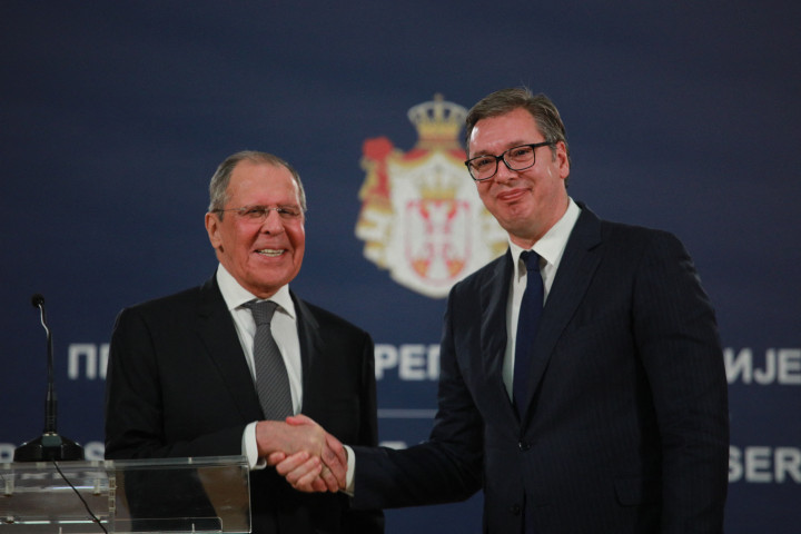 Szergej Lavrov orosz külügyminiszter és Aleksandar Vučić satótájékoztatót tart Belgrádban a hivatalos megbeszélésük után 2021. október 10-én – Fotó: Milos Miskov / Anadolu Agency / AFP